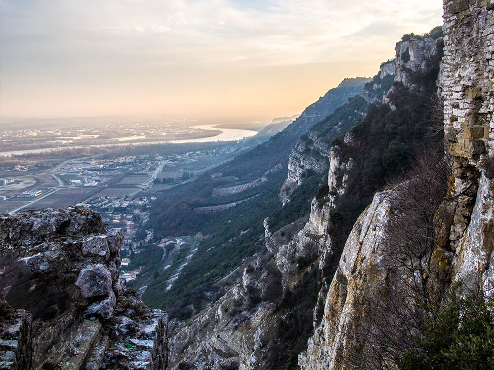 Le massif de Crussol présente à l’est de grandes falaises 